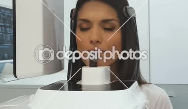 Kadın modern ekipman, diş kliniği panoramik diş röntgen resim yapma