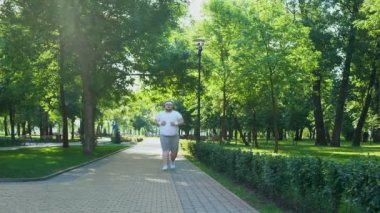 Güvensizlik ile mücadele park, obezite kavramı, koşu şişman genç adam