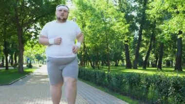 Park, nefes nefese, kalıcı motivasyon koşan maksatlı şişko adam