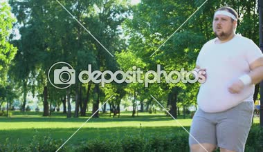 Tembellik ve güvensizlik, kalıcı üstesinden şehir Park'ta koşan obez adam