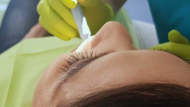 Dentist carefully examining patients teeth, treatment in private dental clinic — Stock Video