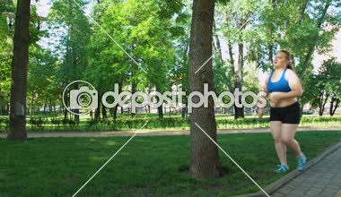 Obez kız koşu sonra ağaç, yorucu egzersiz programı açık havada yaslanmış yorgun