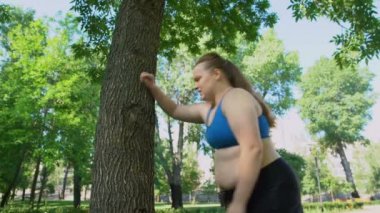 Genç obez Bayan koşu sonra her gün karın yağ yakmak için kardiyo egzersiz programı yorgun