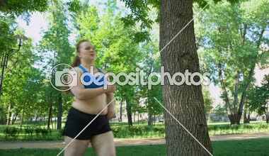 Obez kız egzersiz programı, kilo vermek için sürekli çabaları çalıştırdıktan sonra yorgun