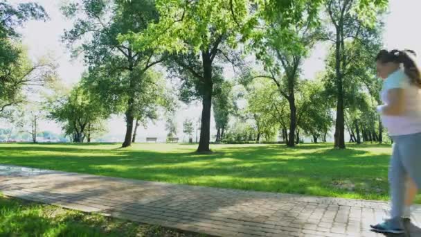 Pasangan gemuk joging bersama di taman, motivasi, dukungan dalam tujuan penurunan berat badan — Stok Video