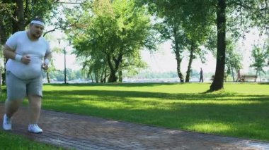 Şişman adam kalp krizi çalıştırırken, obez kız ona arkadaş destek yardım geliyor