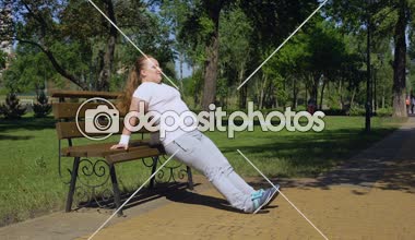 Tezgah parkı, çalışkanlık, herhangi bir yerde spor egzersiz obez kız