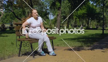 Şişman kız koşu ama goes üstünde çalışan, sonra yorgun bankta oturmuş motivasyon