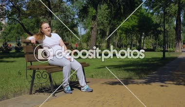 Şişman kız alır dakika dinlenme bankta, koşu sonra yorgun obezite ile mücadele