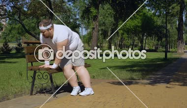 Şişman adam ne zaman koşu Parkı, obezite kalp krizi sağlık sorunlarına neden olur.