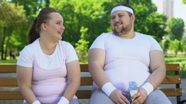 Obez güvensiz insanlar birlikte, zor zamanlarda destek olarak iyi bir ruh hali gülüyor