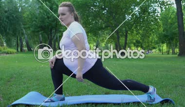 Park, günlük alışılmış çalışma yöntemi için kilo, obez kız uzanan ince olmak isteyen