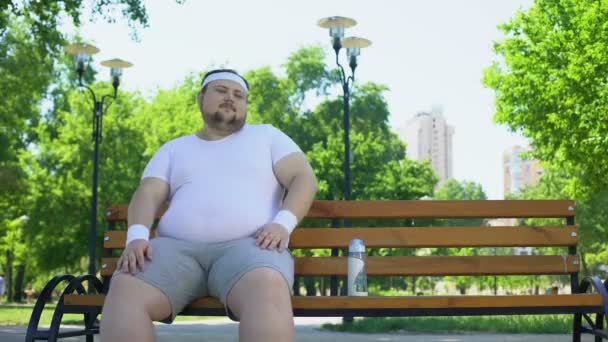 Homme gras confiant assis dans le parc, se sent heureux, satisfait de la vie, amour-propre — Video