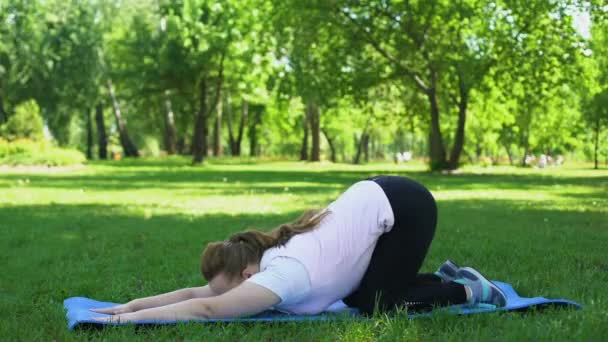 Fettleibige Mädchen praktizieren Yoga, Abnehmprogramm, Einheit mit der Natur, Harmonie — Stockvideo