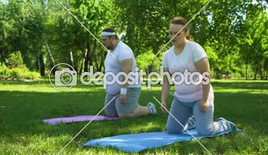 Yorgun ama güçlü iradeli şişman insanlar kendilerini yağ yakma rutin yapmak için zorla