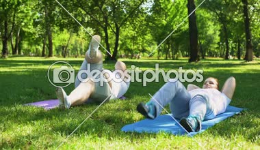 Sağlıklı yaşam tarzı yeni başlayanlar için kilo kaybı, egzersiz yaparak sakar şişko çift