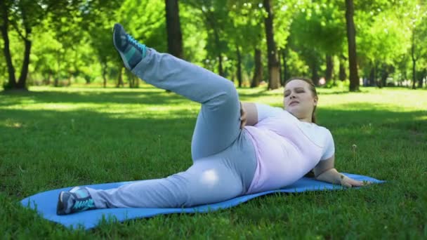 Unsichere fettleibige Frau macht Übungen, primäres Fettabbau-Programm, Motivation — Stockvideo
