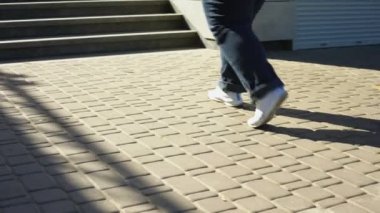 Obez öğrenci pansiyonuna hoş geldiniz için kötü sağlık sorunu genç yaşta merdivenleri