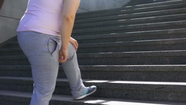 Жирная девушка чувствует боль в животе, избыточный вес вызывает проблемы со здоровьем, боли в спине — стоковое видео