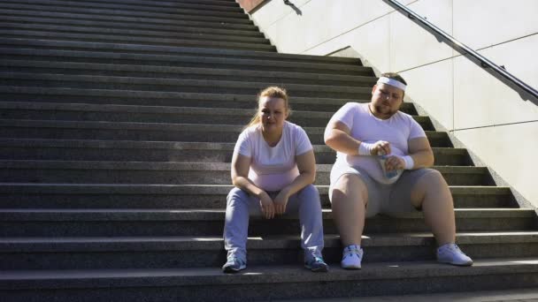 Fat ζευγάρι δίνει σωματική προπονήσεις για την απώλεια βάρους και πηγαίνει διατροφή junk food — Αρχείο Βίντεο