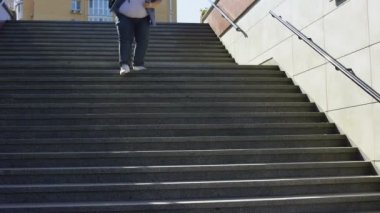 Aşağıda, kilolu gençler arasında sorun yürüyüş şişman erkek öğrenci