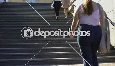 Şişko çift birlikte merdiven, gençler arasında şişmanlık sorunları üzerinde yürüyen