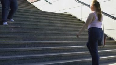 Merdivenlerde, gençlik arasında kilolu sorun yürüyüş obez insanların tüketim