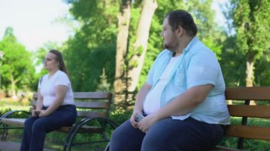 Obez insanlar tanıdık, vücut ağırlığı, banka hakkında güvensiz korkuyor