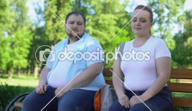 İlk tarihte, adam kız el, sevgi ve şefkatle alarak obez çift