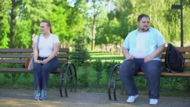 Utangaç çift hakkında bilgi almak için tereddüt, flört, güven gerçek güzelliktir