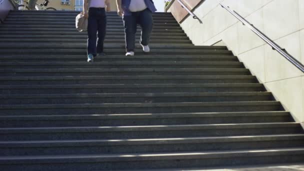 Толстая пара, идущая по лестнице, счастливая вместе, принимающая человека таким, какой он есть — стоковое видео