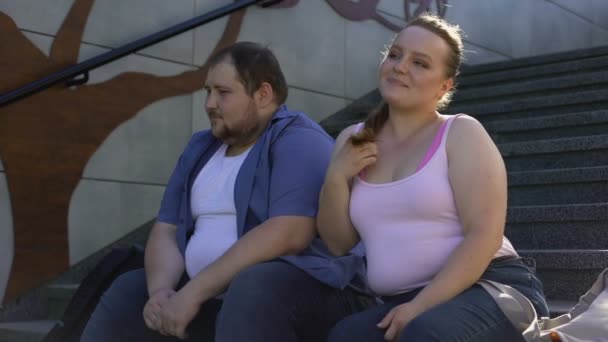 Obézní roztomilá dívka flirtování s mladými tlusťocha, láska navzdory nedokonalost — Stock video