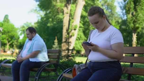 Unsicherer dicker Mann zu schüchtern, um sich mit hübscher Frau vertraut zu machen, unerfahren — Stockvideo