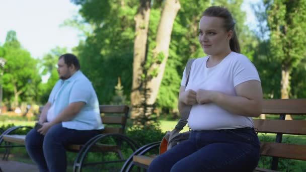Félénk elhízott ember és bizonytalan nőt attól tart, hogy megismerjék, tapasztalatlan — Stock videók