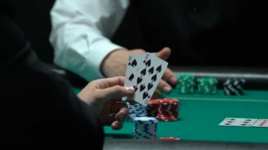 Poker oyuncusu için on-yüksek kart düz, daha büyük bahisler, şanslı el yapım vardır
