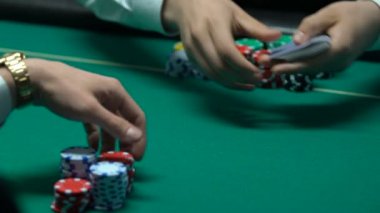 Krupiye ilgili kartları closeup, müşteri bir çift, kazanan kombinasyonu olur