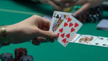 Büyük bahis yapma kendine güvenen poker oyuncu all-in gider, servet için umut