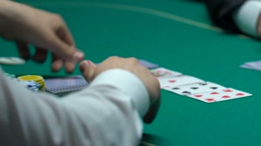Kazanan poker belirteçleri ve evin anahtarları, şanslı akşam, closeup açgözlü, dostum