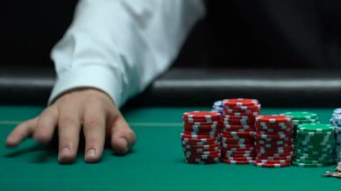 Krupiye bekleyen para ve özelliği, kaybı, kötü şans da dahil olmak üzere daha yüksek bahis için