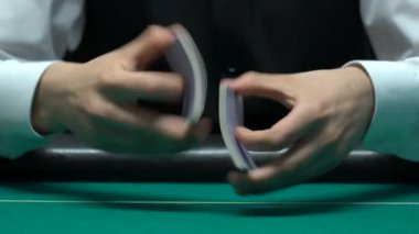 Krupiye profesyonel kartları karıştırır ve alır as, kart hüner blöf, portre