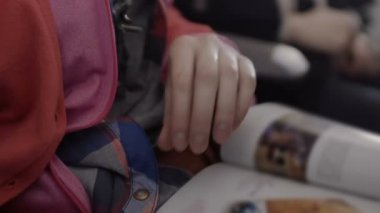 Havaalanı, bekleme odasında katalogda okuma genç sayfaları, closeup saygısız