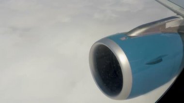 Uçak uçan yukarıdaki yoğun bulutlar, uçak penceresinden görünümü taşıma hizmetleri