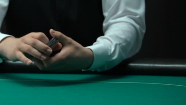 Kasino krupiérských míchání a rozdávání karet na stůl, pokeru, postupka v barvě