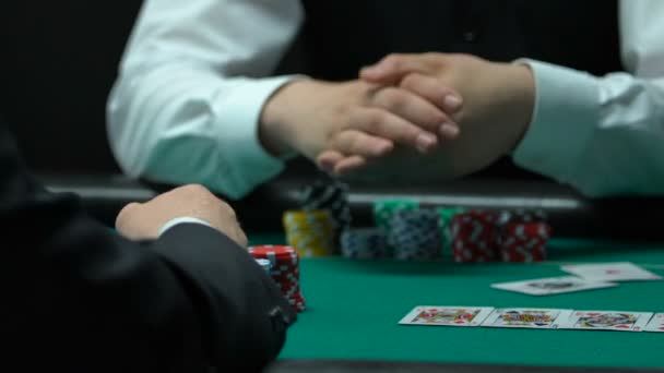 Joueur expose deux as au poker, croupier se déplace jetons au gagnant, gros plan — Video