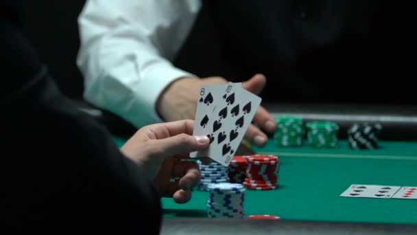 Игрок в покер имеет карты для десяти высоких стрит, делая большие ставки, повезло рукой — стоковое видео