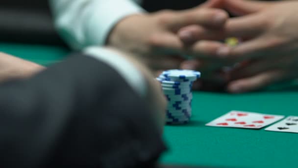 Poker joueur pariant de l'argent et de l'appartement, va all-in, concept de dépendance au risque — Video