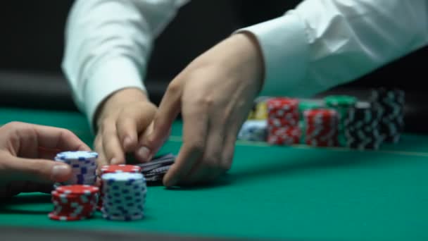 Croupier professionnel mélangeant et distribuant des cartes, stratégie, fortune de jeu — Video