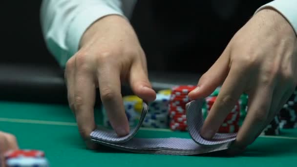 Croupier barajar y cartas de reparto, casino subterráneo, juegos de azar ilegales — Vídeo de stock