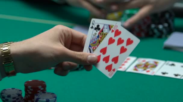 Zelfbewuste pokerspeler maken grote weddenschappen, gaat all-in, hoop voor fortune — Stockvideo