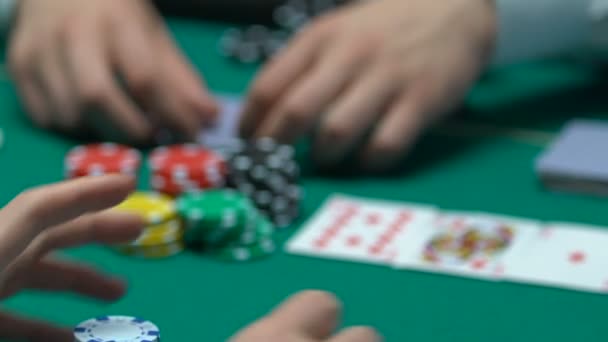 Jugador de póquer tiene combinación de cartas ganadoras, apuestas todo el efectivo y la propiedad, imprudente — Vídeos de Stock